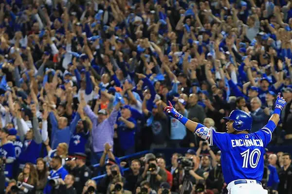 Un jonrón de Edwin Encarnación avanza a Toronto en los playoffs Liga Americana