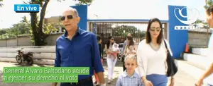 General Álvaro Baltodano acude a ejercer su derecho al voto