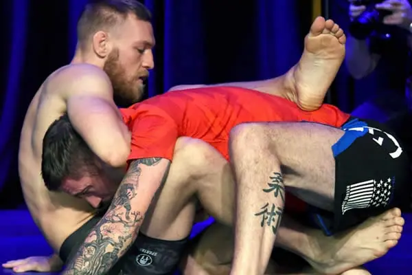 Conor McGregor deja entrar las cámaras a su entrenamiento de lucha previo UFC 205