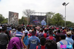 La pasión del clásico español de fútbol se vive en pantalla gigante en el estadio virtual