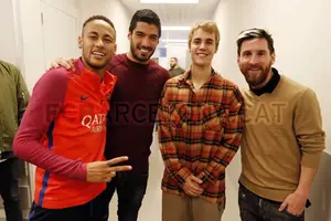 Justin Bieber visita el entrenamiento del FC Barcelona (Video+)