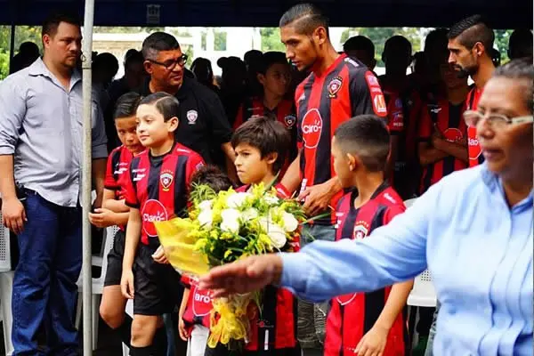 Rinden honores al Comandante Walter Ferretti