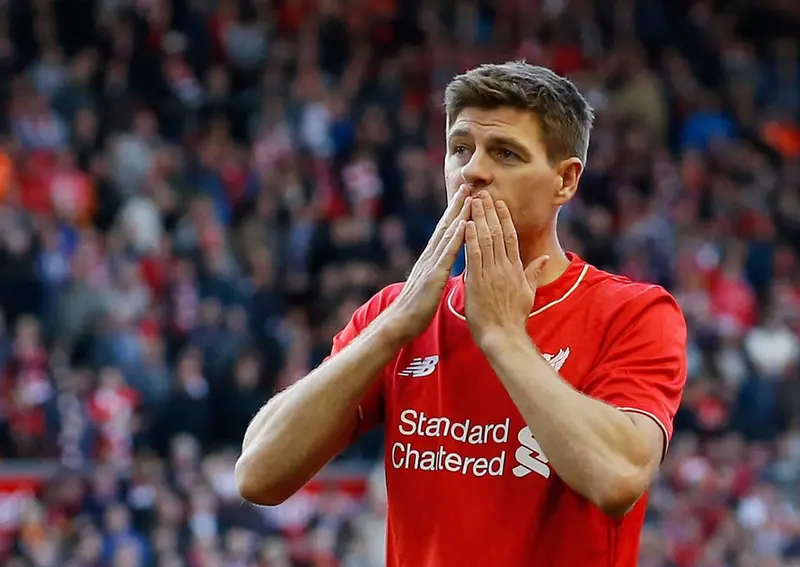 La leyenda del Liverpool Steven Gerrard ha anunciado su retiro del fútbol profesional.
