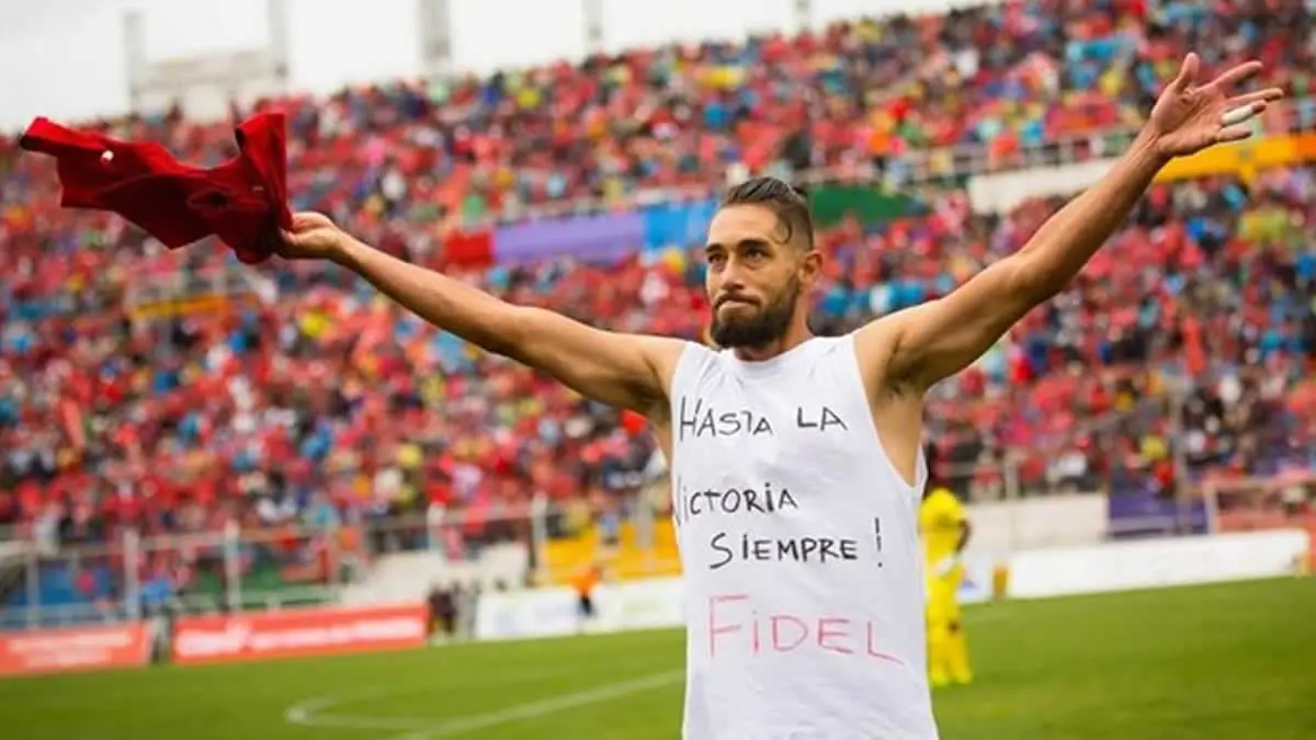 El futbolista Juan Cominges le rinde homenaje a Fidel