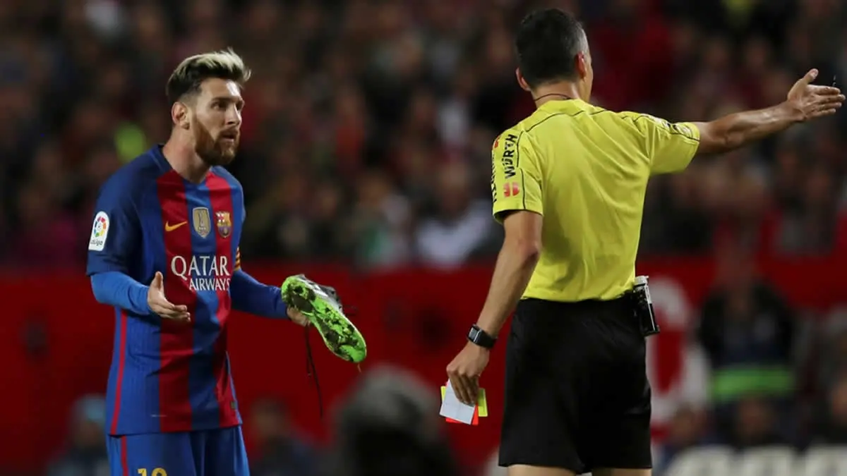 El Barcelona protesta por la amonestación de Messi ante el Sevilla