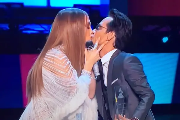 El beso de Marc Anthony y Jennifer López en el Grammy Latino
