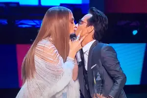 El beso de Marc Anthony y Jennifer López en el Grammy Latino