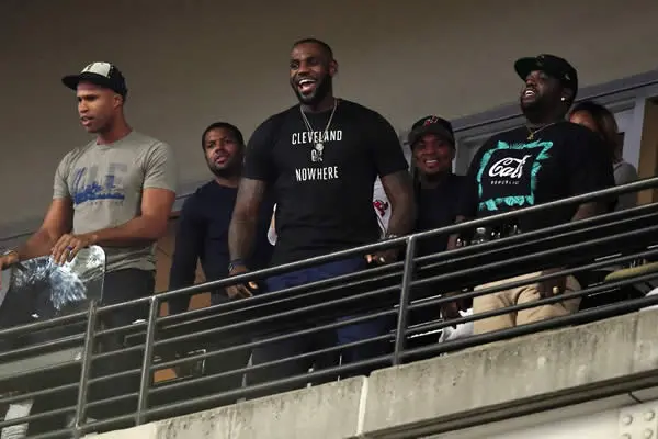 Se burlan en las redes de LeBron James por apoyar a los Indios en la Serie Mundial