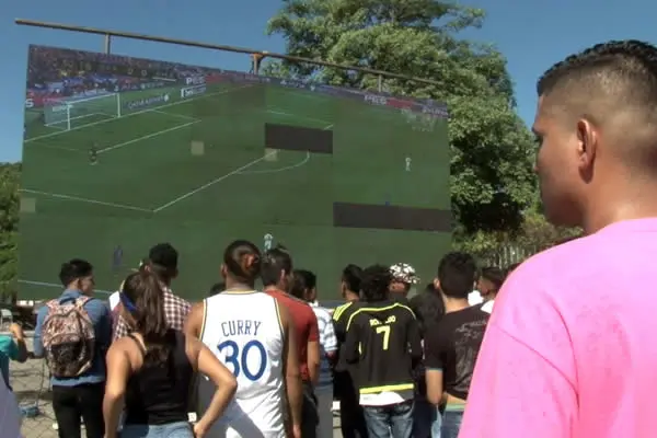 Cientos vivieron la emoción del Clásico en el Estadio Virtual