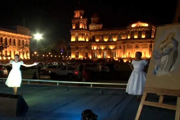 Familias disfrutan de cantos a la Virgen