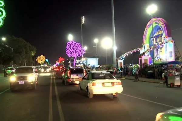Familias continúan admirando los Altares en la Avenida de Bolívar a Chávez