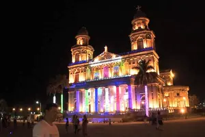 Adornos navideños engalanan Managua