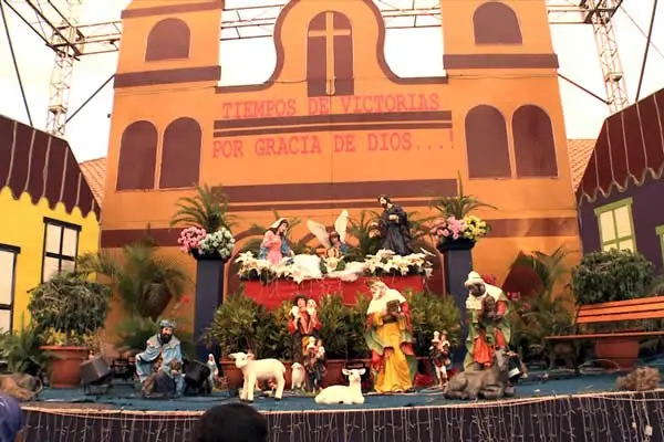 Familias admiran la Avenida “De Bolívar a Chávez” con pinceladas navideñas