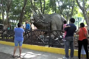 Familias disfrutan sus vacaciones en el Parquesaurio y el Volcán Masaya