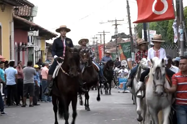 Leoneses montan sus ejemplares en honor a Santa Lucía
