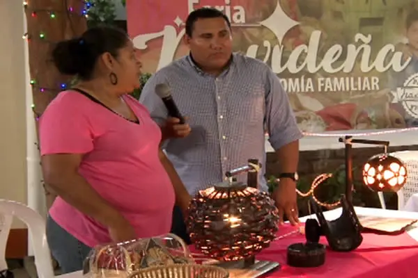 Artesanos de Bambú hacen demostración de sus creaciones en el Parque Nacional de Ferias