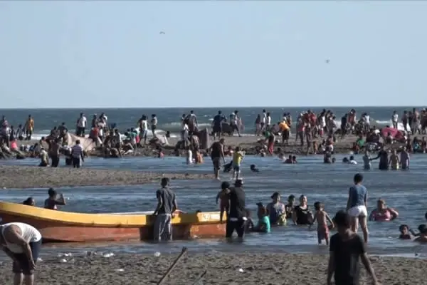 Turistas despiden sus vacaciones en Playas de León