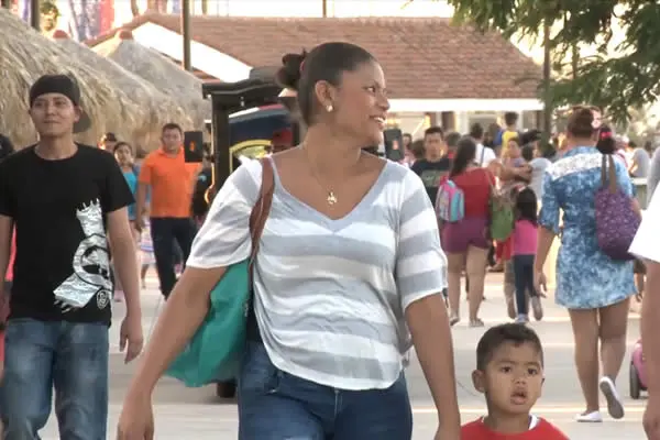 Familias continúan disfrutando de espacios recreativos los fines de semana
