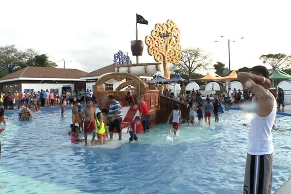 Familias disfrutan de espacios de recreación en Managua