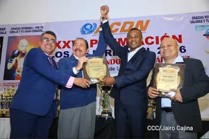 Presidente Daniel sorprende asistiendo en la XXVI premiación de la ACDN