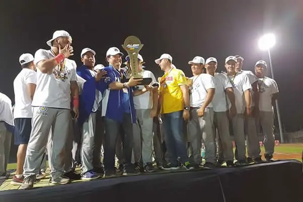 Los Tigres de Nicaragua campeones de la serie Latinoamericana regresan este martes al país