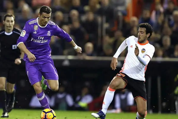 Real Madrid no pudo en Mestalla y perdió 2-1 el líder de la Liga Española