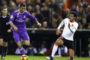 Real Madrid no pudo en Mestalla y perdió 2-1 el líder de la Liga Española