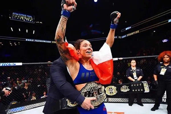Germaine de Randamie se consagra como la primera campeona de peso pluma de UFC