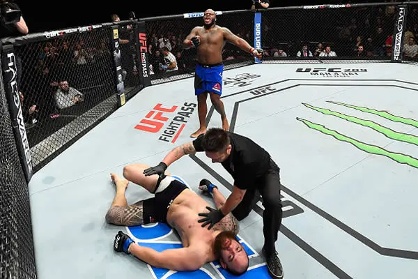 Derrick Lewis noquea a Travis Browne en un duelo de pesos completos