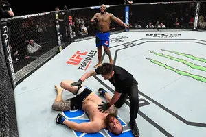 Derrick Lewis noquea a Travis Browne en un duelo de pesos completos