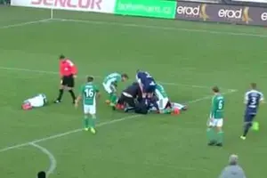 Un futbolista salva la vida al portero del equipo contrario en pleno partido