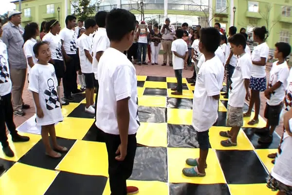 Niños practican “Ajedrez Humano”
