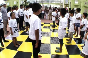 Niños practican “Ajedrez Humano”
