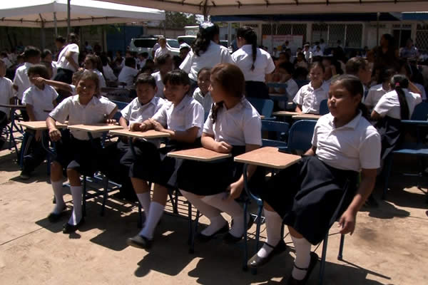 Movimiento de Empresarios Sandinistas donan 500 pupitres al Colegio “Edgard Arvizú”