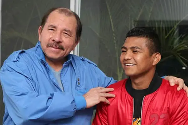Roman "El Chocolatito" Gonzalez envía muestra de felicitaciones al Comandante Daniel por su cumpleaños