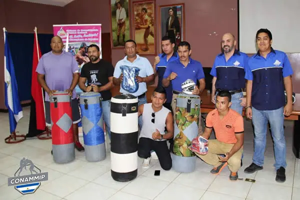 CONAMMIP dona equipo deportivo a Academias de MMA