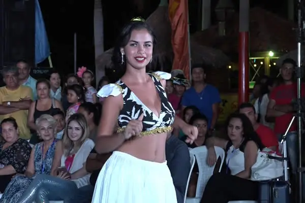 Candidatas a Miss Teen Universe muestran su lado artístico
