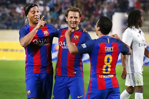 ¡Espectacular asistencia de Ronaldinho en el Clásico Barça-Real Madrid de leyendas!