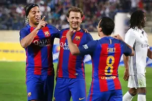 ¡Espectacular asistencia de Ronaldinho en el Clásico Barça-Real Madrid de leyendas!