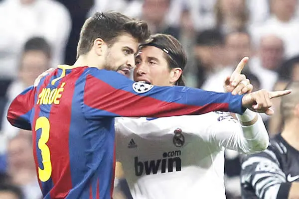 Piqué se queja en Twitter del arbitraje al Madrid y Sergio Ramos le pide que se calle