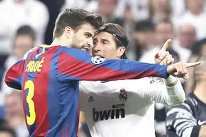 Piqué se queja en Twitter del arbitraje al Madrid y Sergio Ramos le pide que se calle