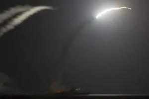 EE.UU. lanza 59 misiles de crucero contra una base aérea en Siria