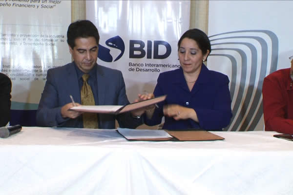 Firman convenio para financiamiento a pequeños y medianos productores