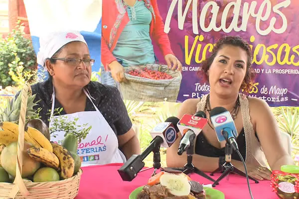 Feria en el mes de las madres victoriosas