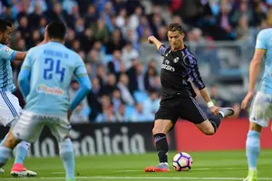 El Real Madrid goleó 4-1 al Celta quedando a un punto del título de la Liga