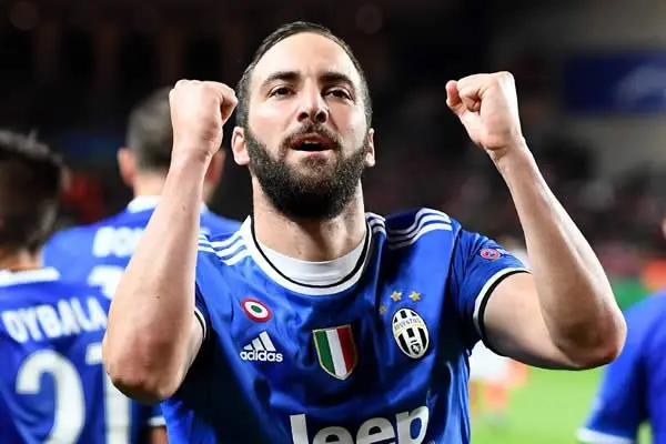 Un doblete de Higuaín lanza a la Juventus en Champions