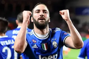 Un doblete de Higuaín lanza a la Juventus en Champions