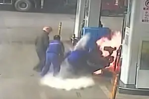 Hombre incendia su propia moto y posteriormente se lanza al fuego