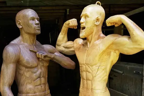 Un artista esculpió a Mayweather y a McGregor en madera