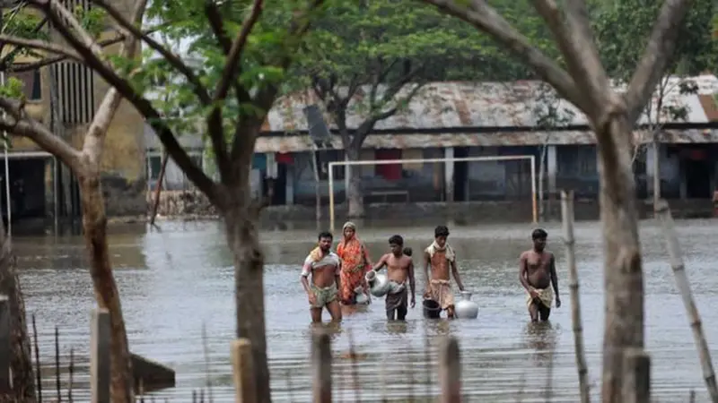 Mora deja 300,000 evacuados en Bangladesh